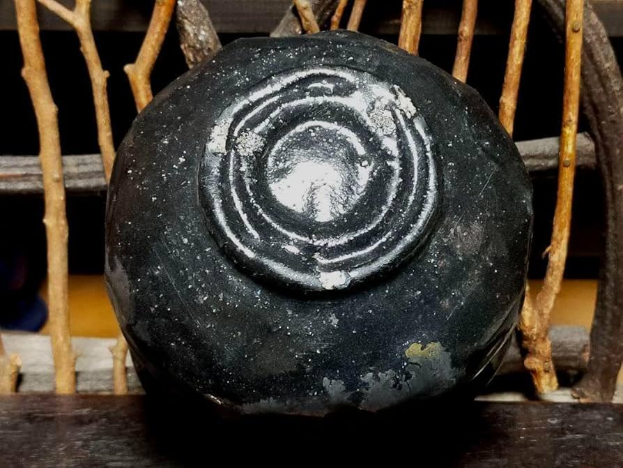 とても古い　瀬戸黒　茶碗　引出黒　織部黒　骨董品 Amazon | とても古い 瀬戸黒 茶碗 引出黒 織部黒 骨董品 | ノー